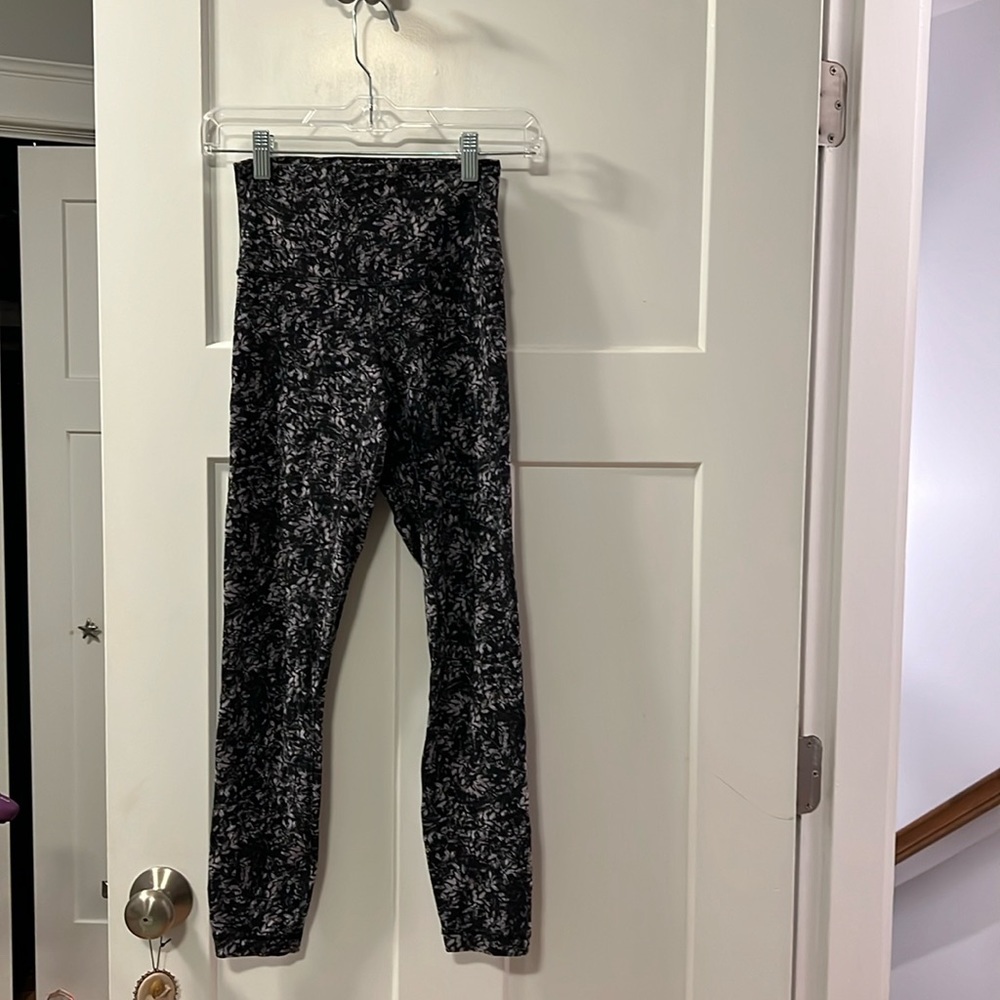 Lululemon yoga pants size 6